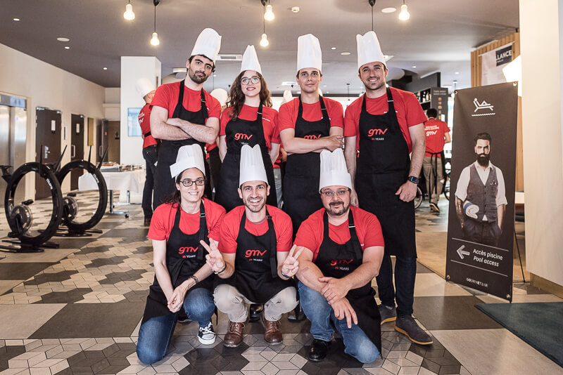 Photo d'équipe pour un atelier culinaire lors d'un événement corporate team building à Toulouse
