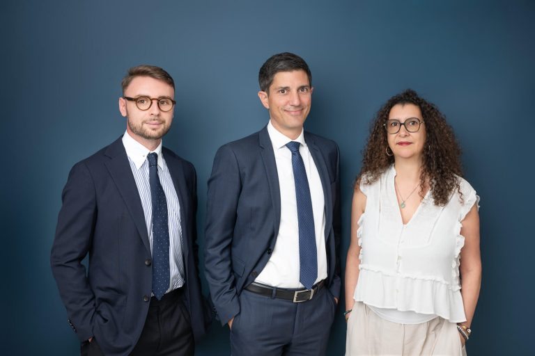 Portrait corporate d'équipe sur fond bleu d'un cabinet d'avocat à Toulouse