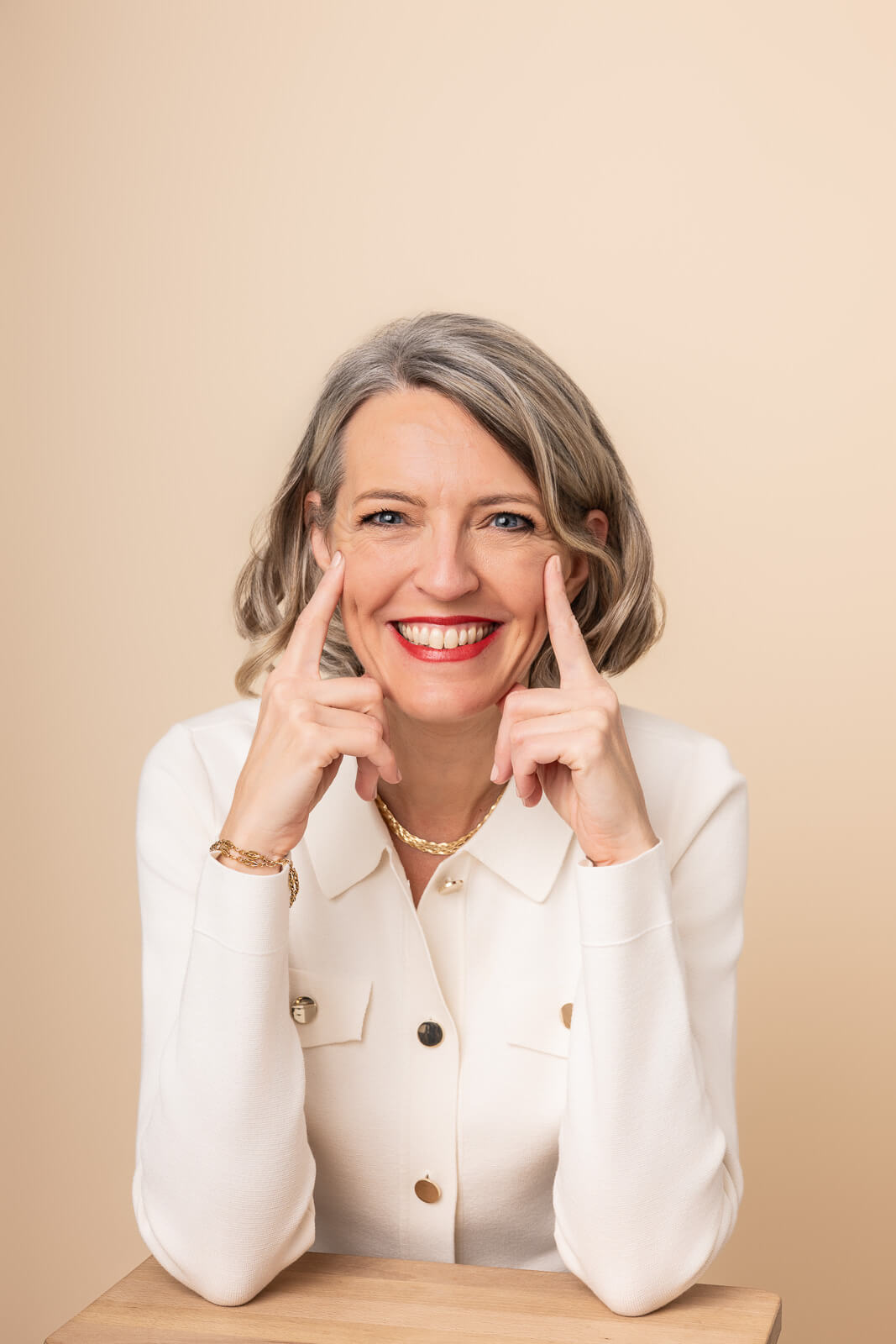 Portrait corporate sur fond beige dynamique pour femme cheffe d'entreprise à Toulouse