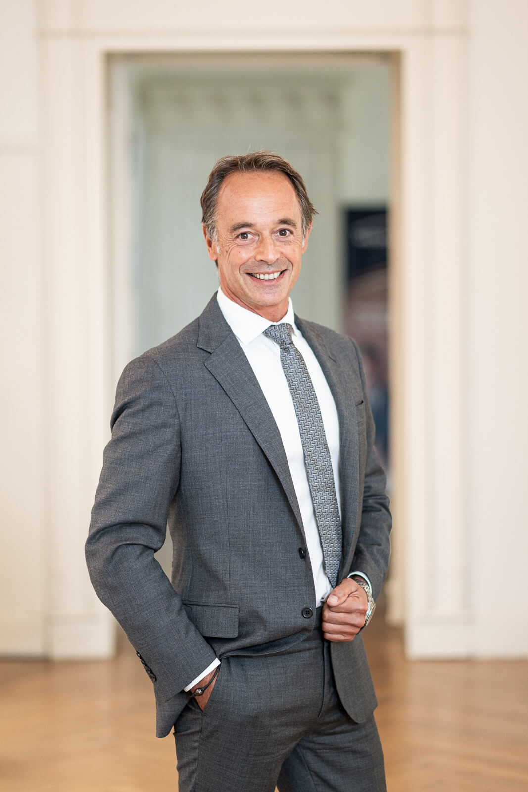 Portrait corporate cabinet family office à toulouse sur fond flou