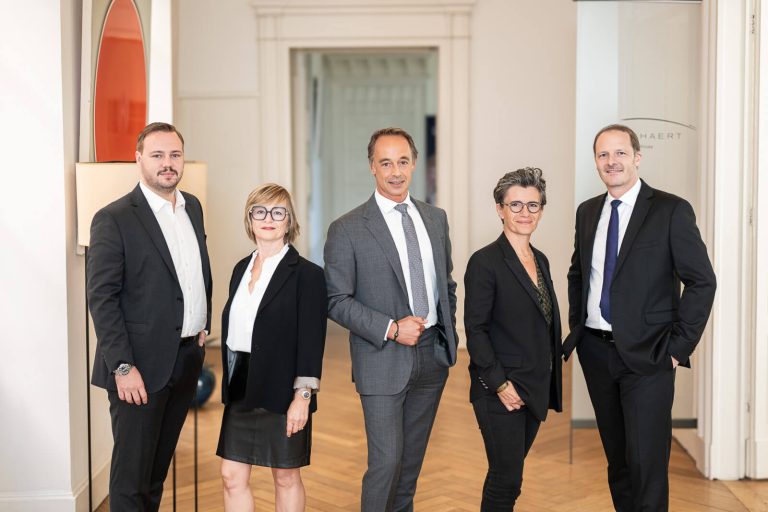 Portrait corporate cabinet family office à toulouse sur fond flou